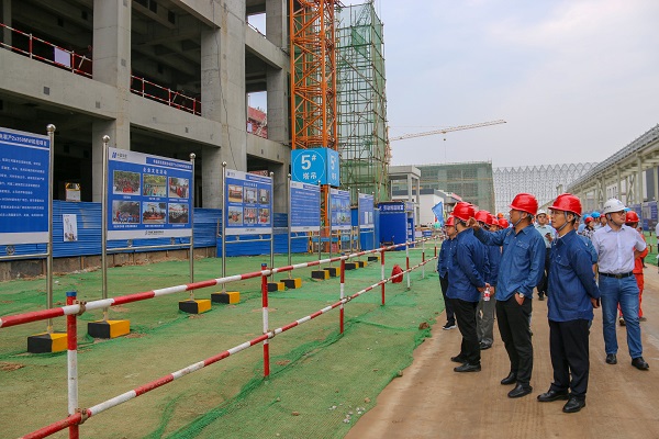 3  祝总仔细听取项目现场爱游戏官方网宣传介绍.jpg