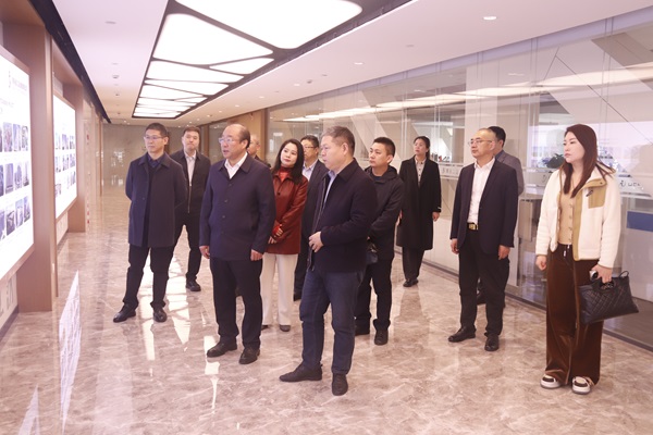 集团公司董事长祝建明陪同孙秘书长一行参观爱游戏官方网长廊.jpg 集团公司董事长祝建明陪同孙秘书长一行参观爱游戏官方网长廊.jpg