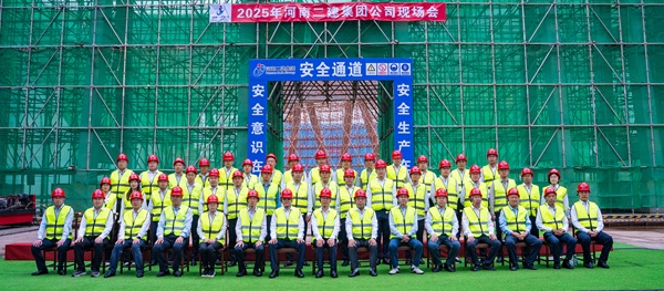 第一组合影.jpg 第一组合影.jpg